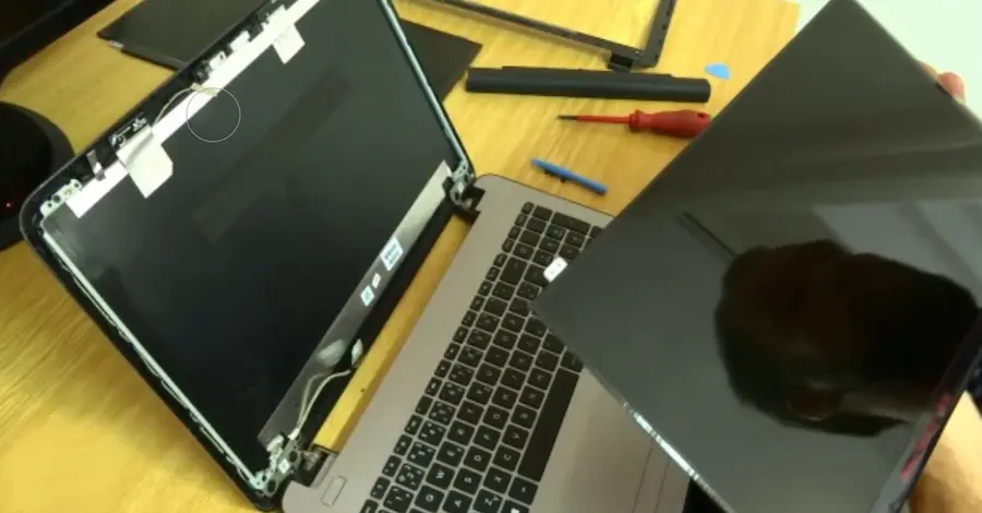 When Is a Laptop Screen Replacement Service the Right Choice Instead of Living With Display Issues?