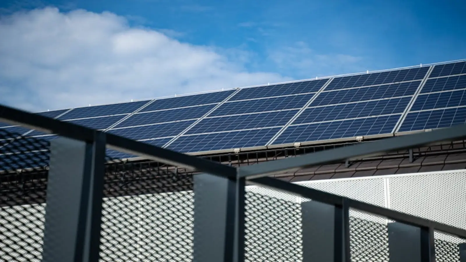 How Does Energy-Efficient Commercial Roofing System Installation Reduce Long-Term Building Energy Costs?